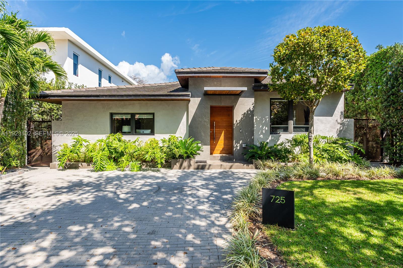 725 W 49th St Miami Beach, FL 33140