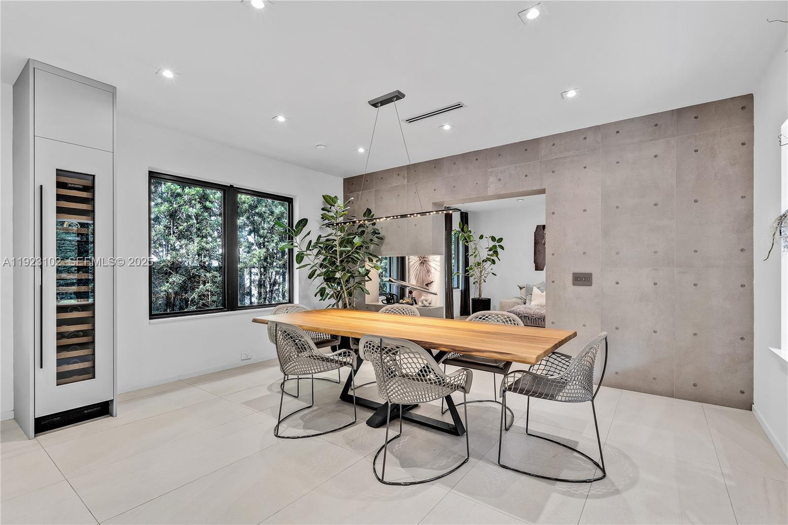 725 W 49th St Miami Beach, FL 33140