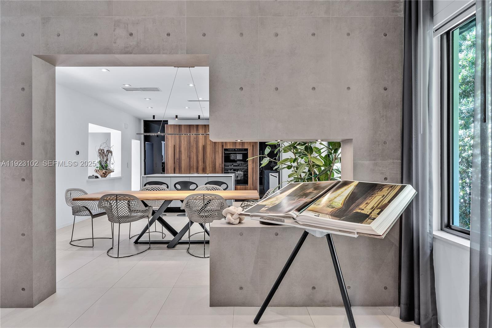 725 W 49th St Miami Beach, FL 33140