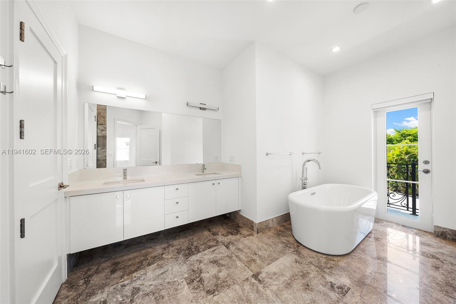 315 Santander Ave #311 Coral Gables, FL 33134