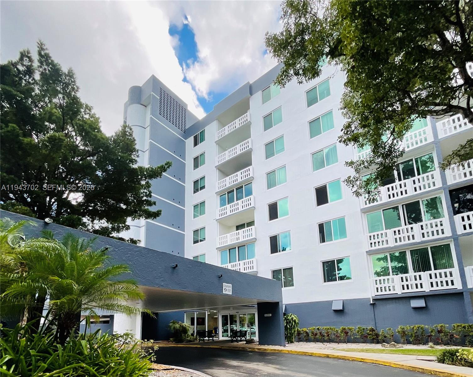 919 Hillcrest Dr #304