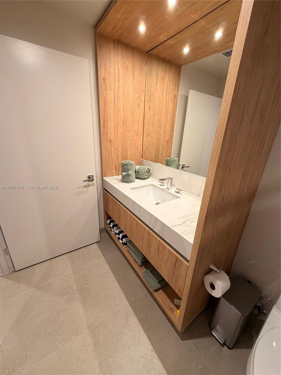 11 NE 6th St #706 Miami, FL 33132