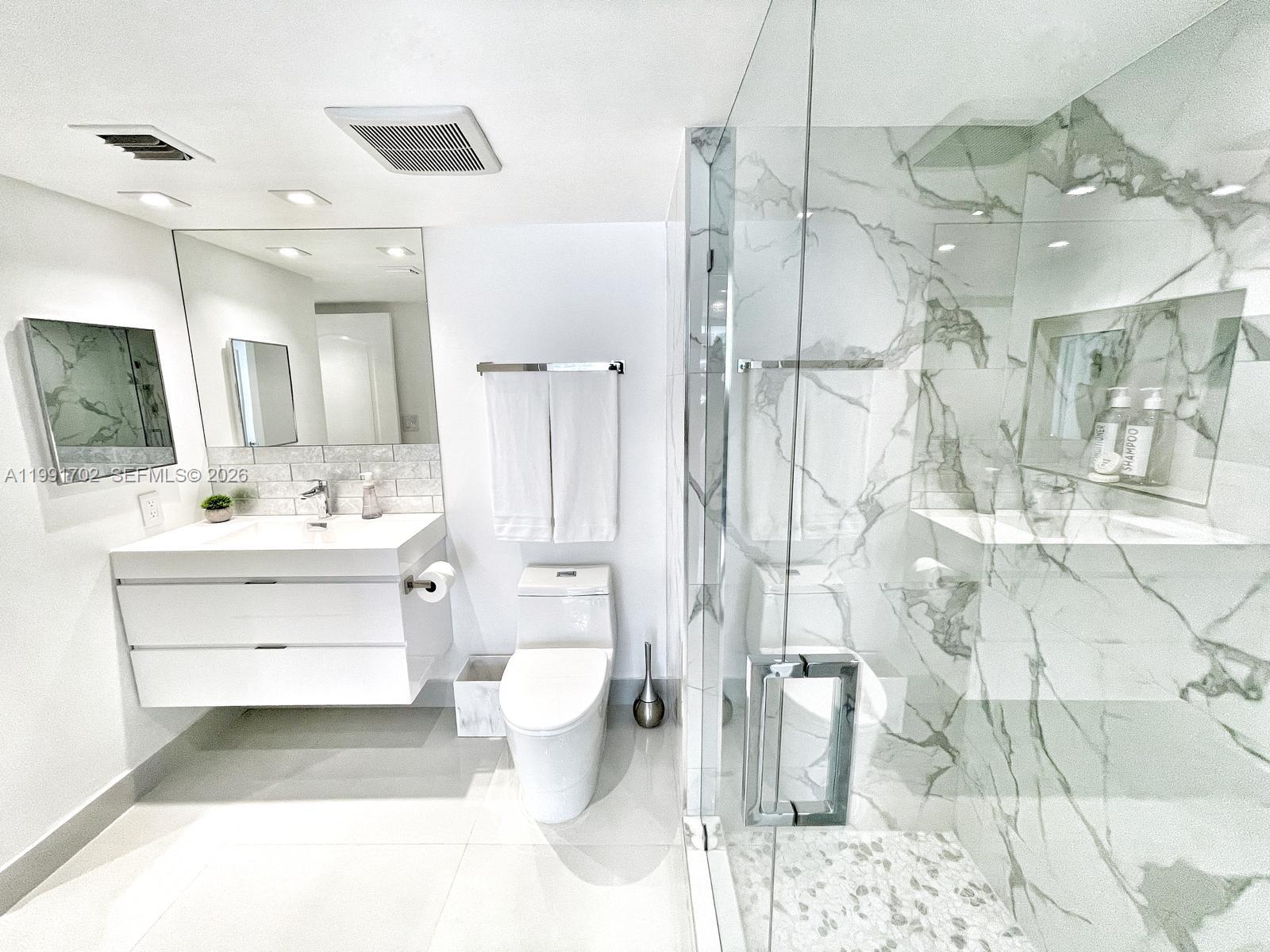 1200 SE Brickell Bay Dr #1707 Miami, FL 33131