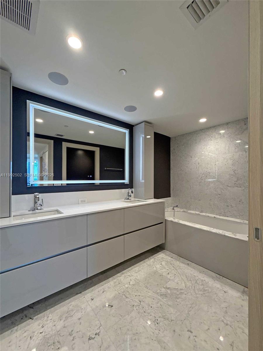 1000 Brickell Plz #3702 Miami, FL 33131