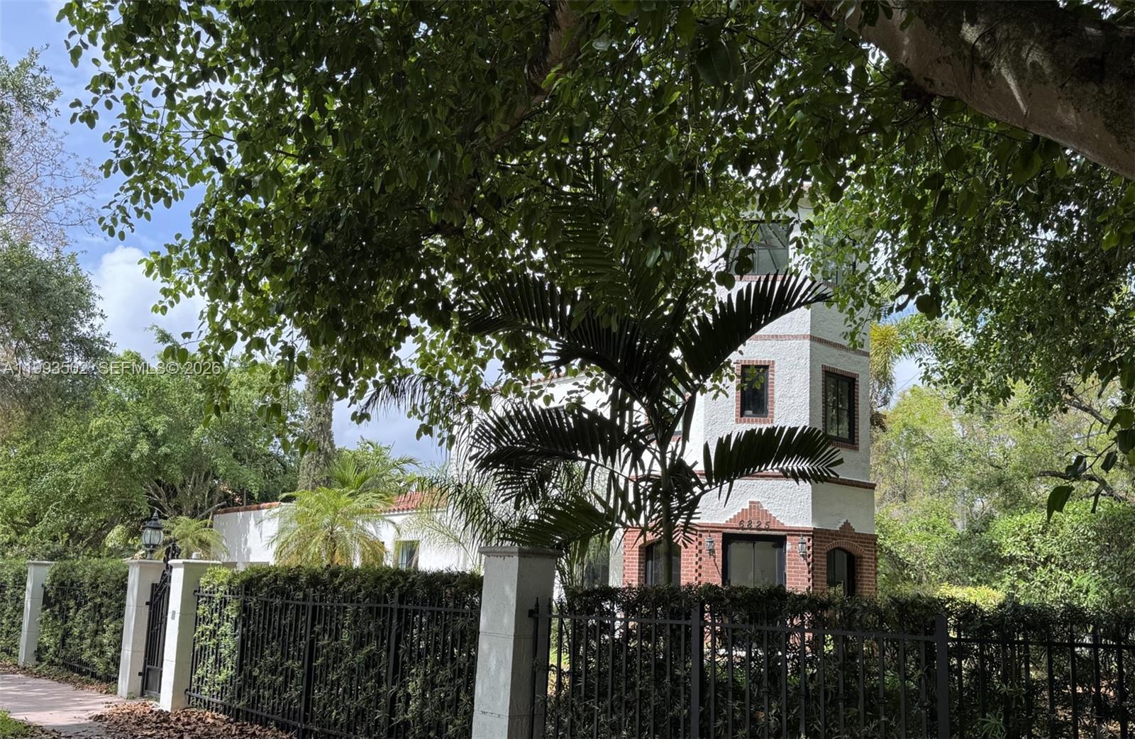 6825 Riviera Dr Coral Gables, FL 33146