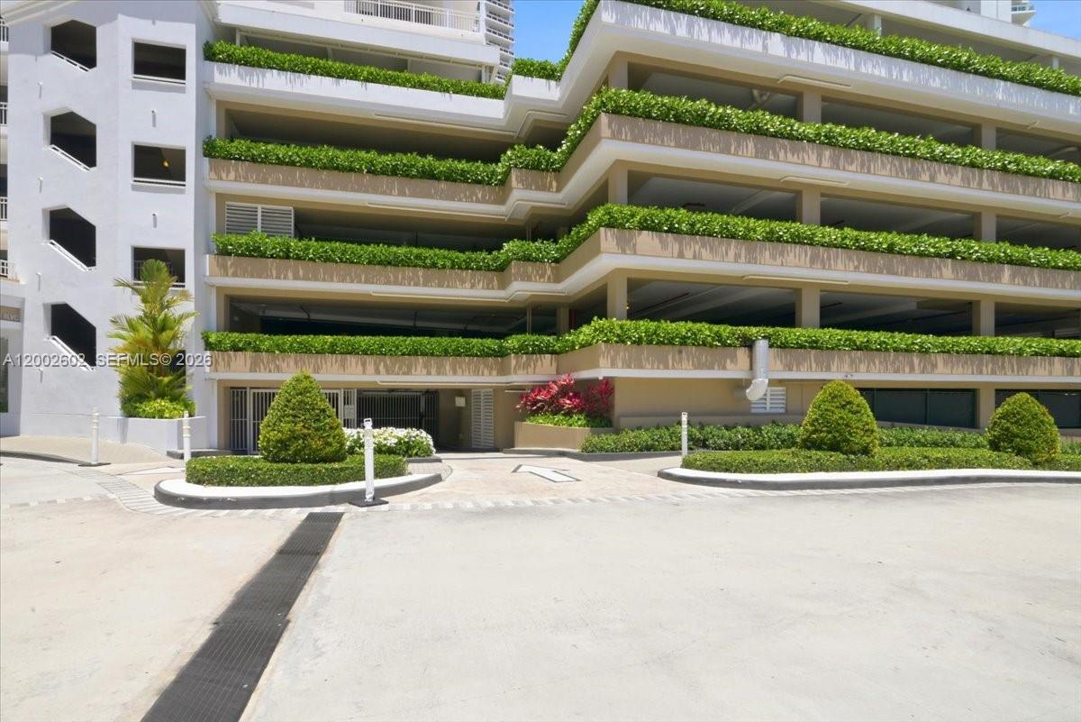 image Courts Brickell Key68