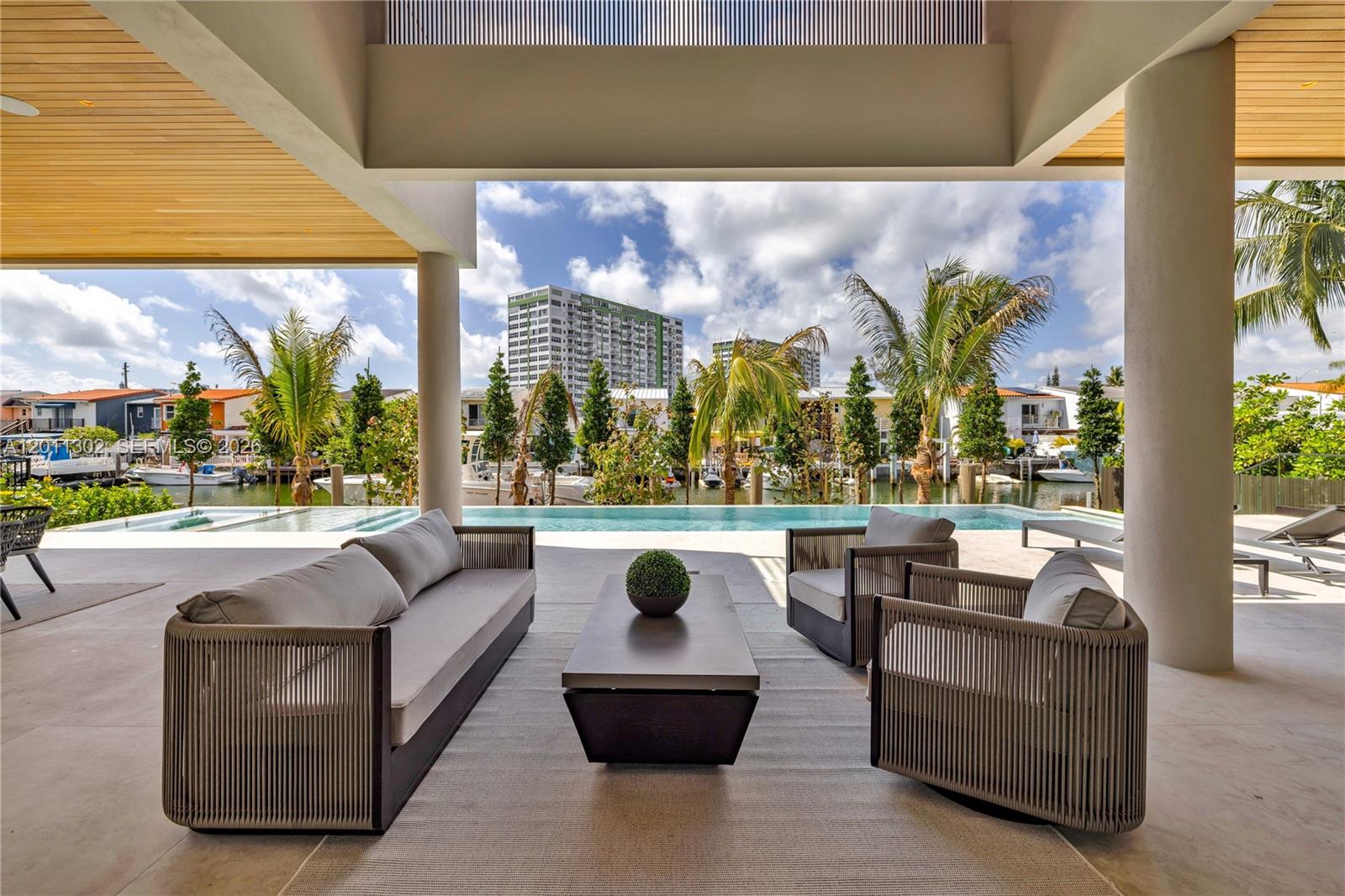 2006 NE 124th St North Miami, FL 33181