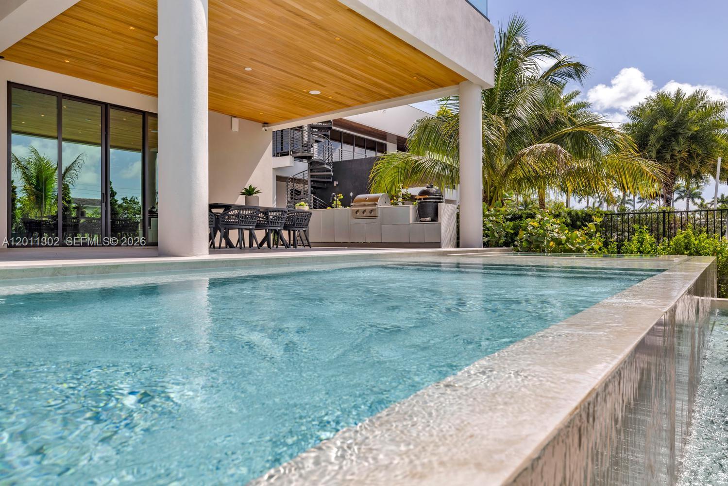 2006 NE 124th St North Miami, FL 33181