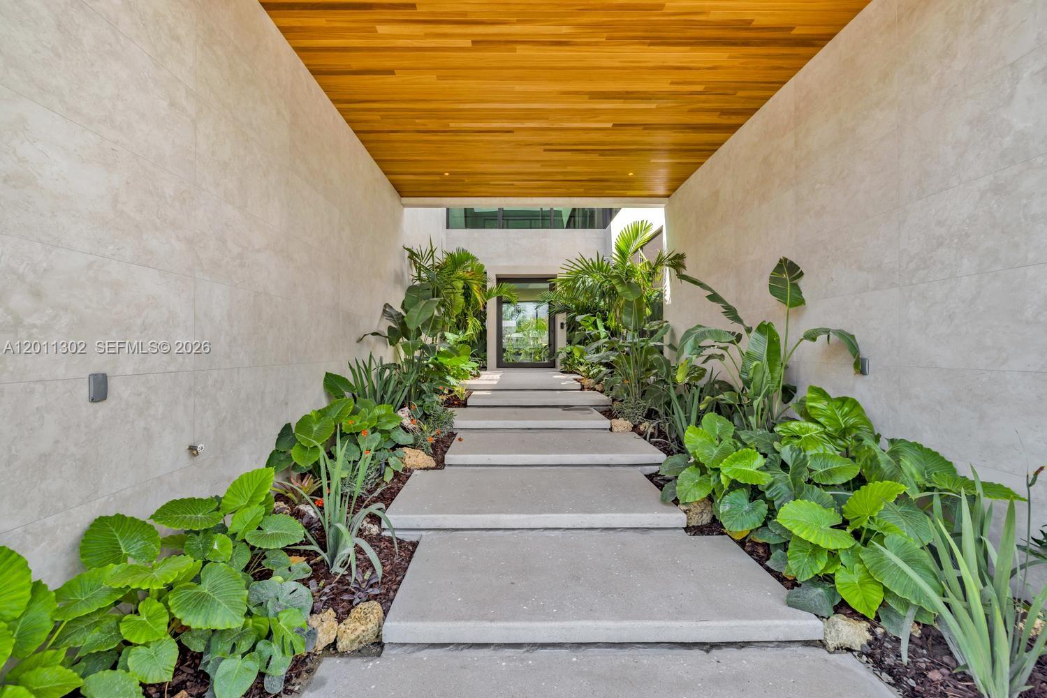2006 NE 124th St North Miami, FL 33181