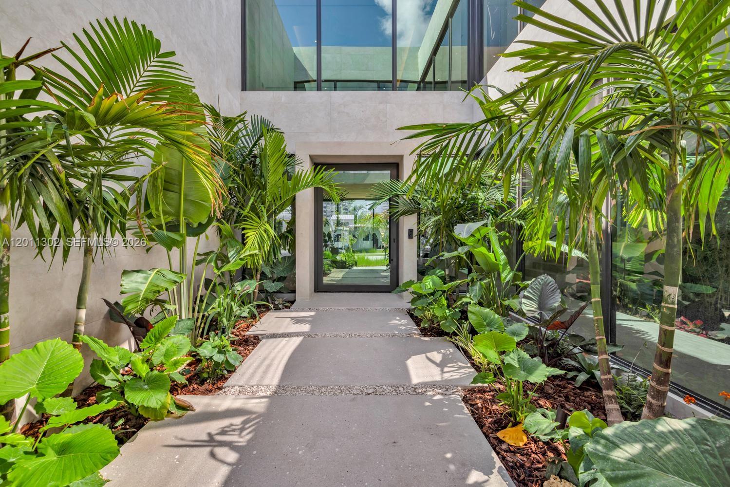 2006 NE 124th St North Miami, FL 33181
