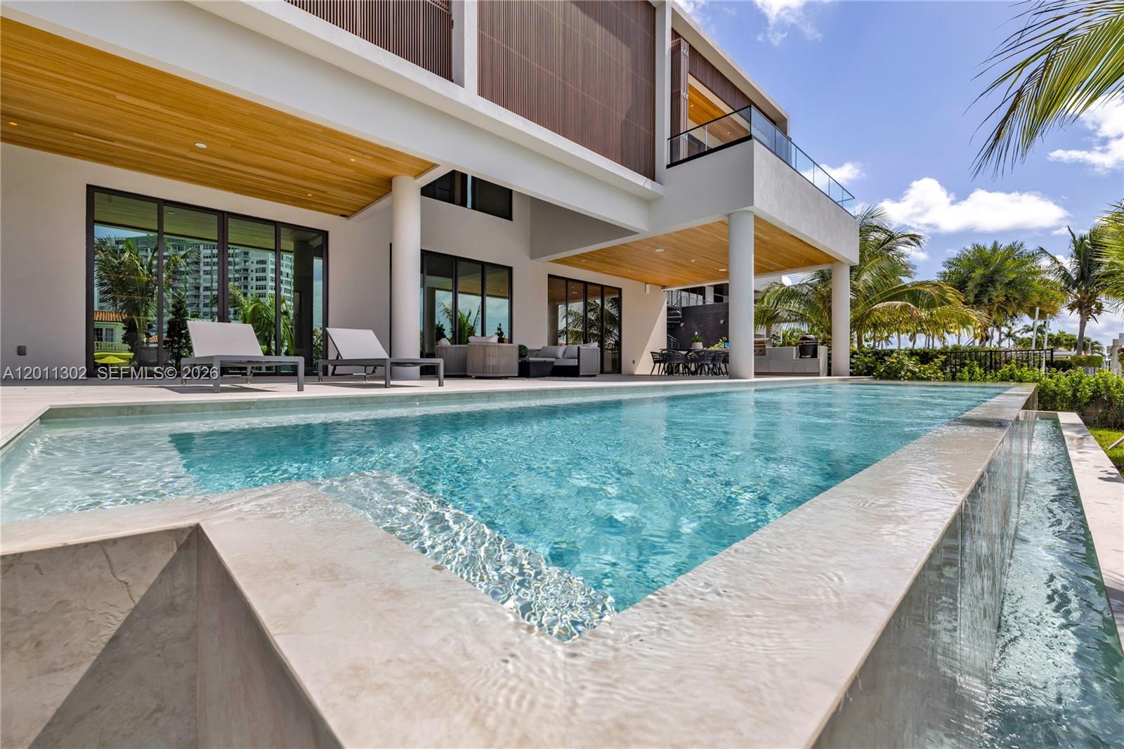 2006 NE 124th St North Miami, FL 33181
