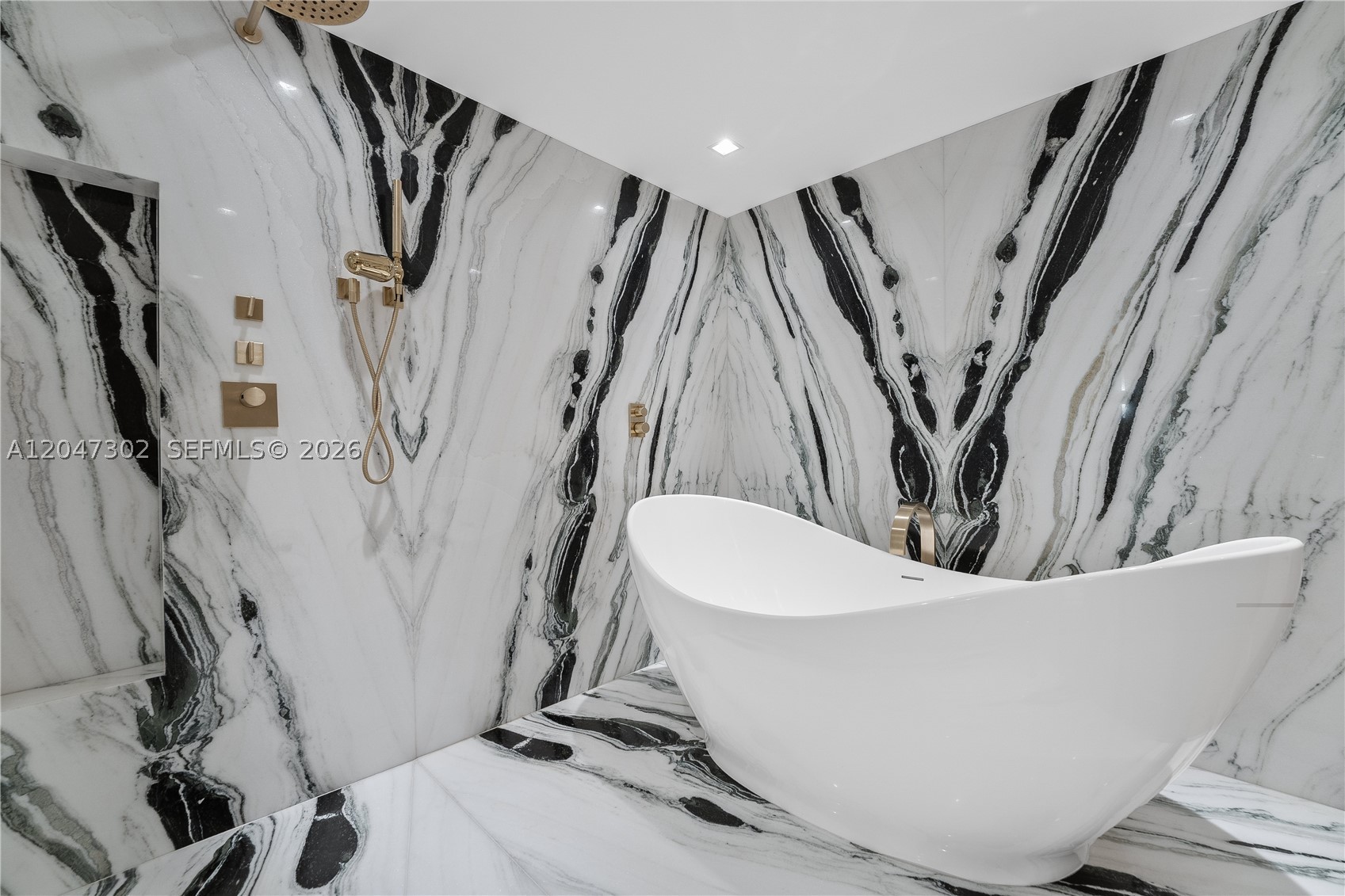 5242 Fisher Is Dr #5242 Miami Beach, FL 33109