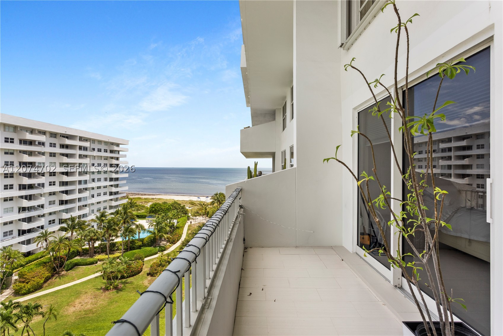 199 Ocean Ln Dr #902