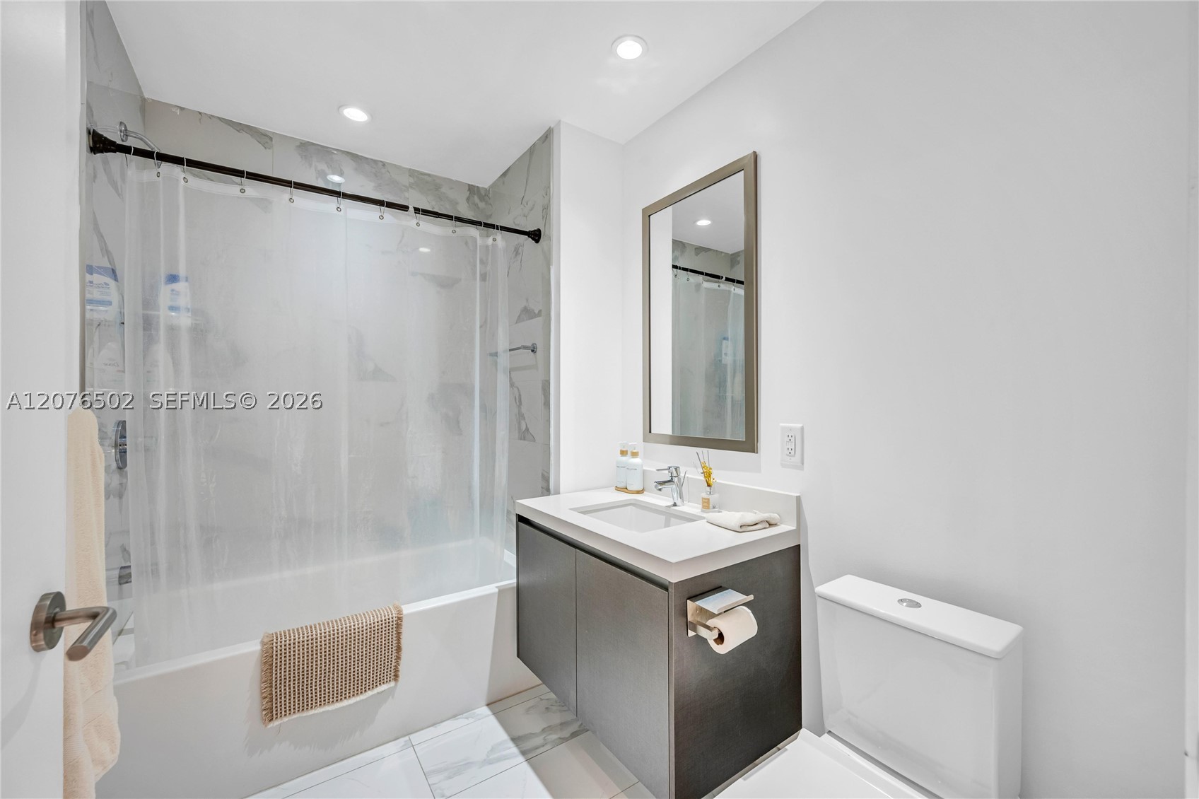 851 NE 1st Ave #2408 Miami, FL 33132