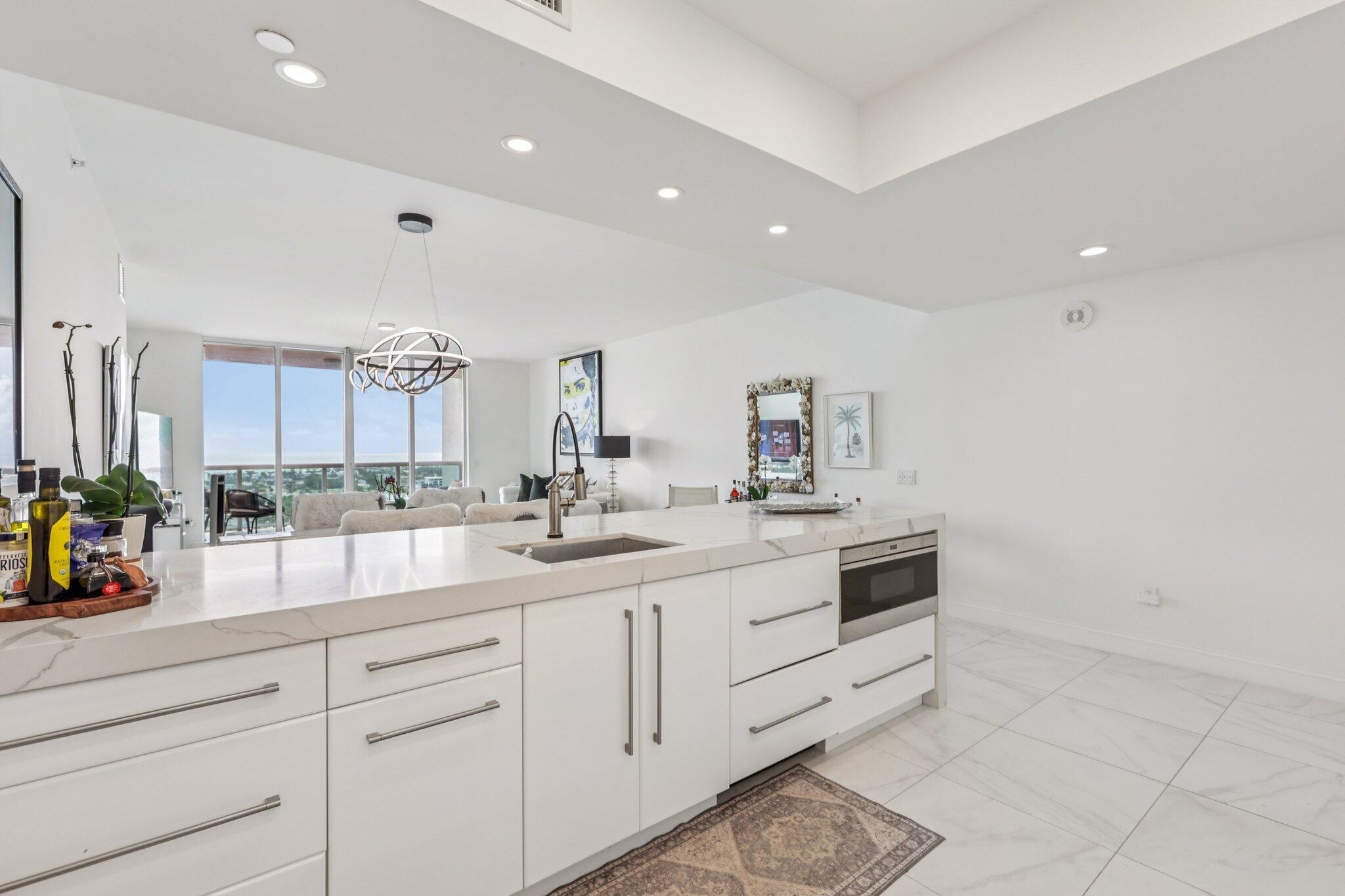 2640 Lake Shr #2008 Riviera Beach, FL 33404