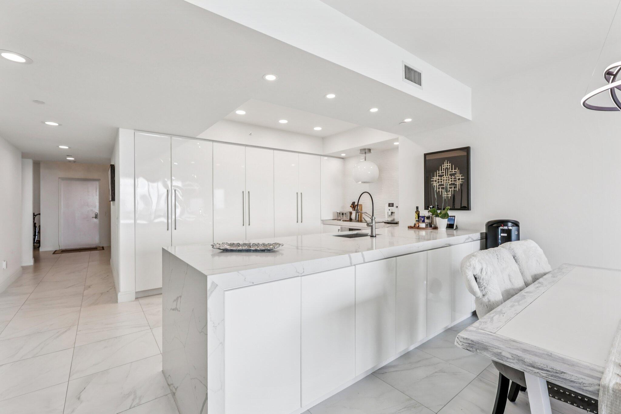 2640 Lake Shr #2008 Riviera Beach, FL 33404