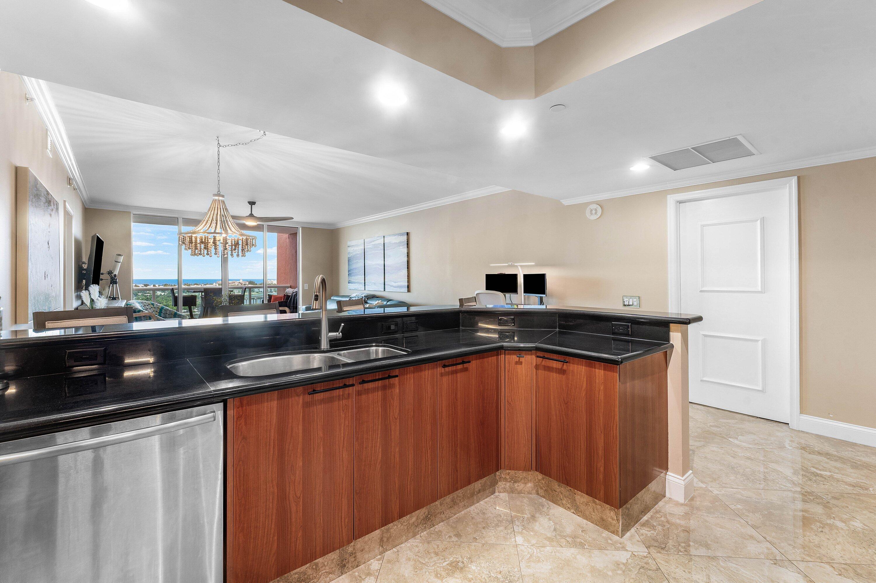 2640 Lake Shr Dr #1210 Riviera Beach, FL 33404
