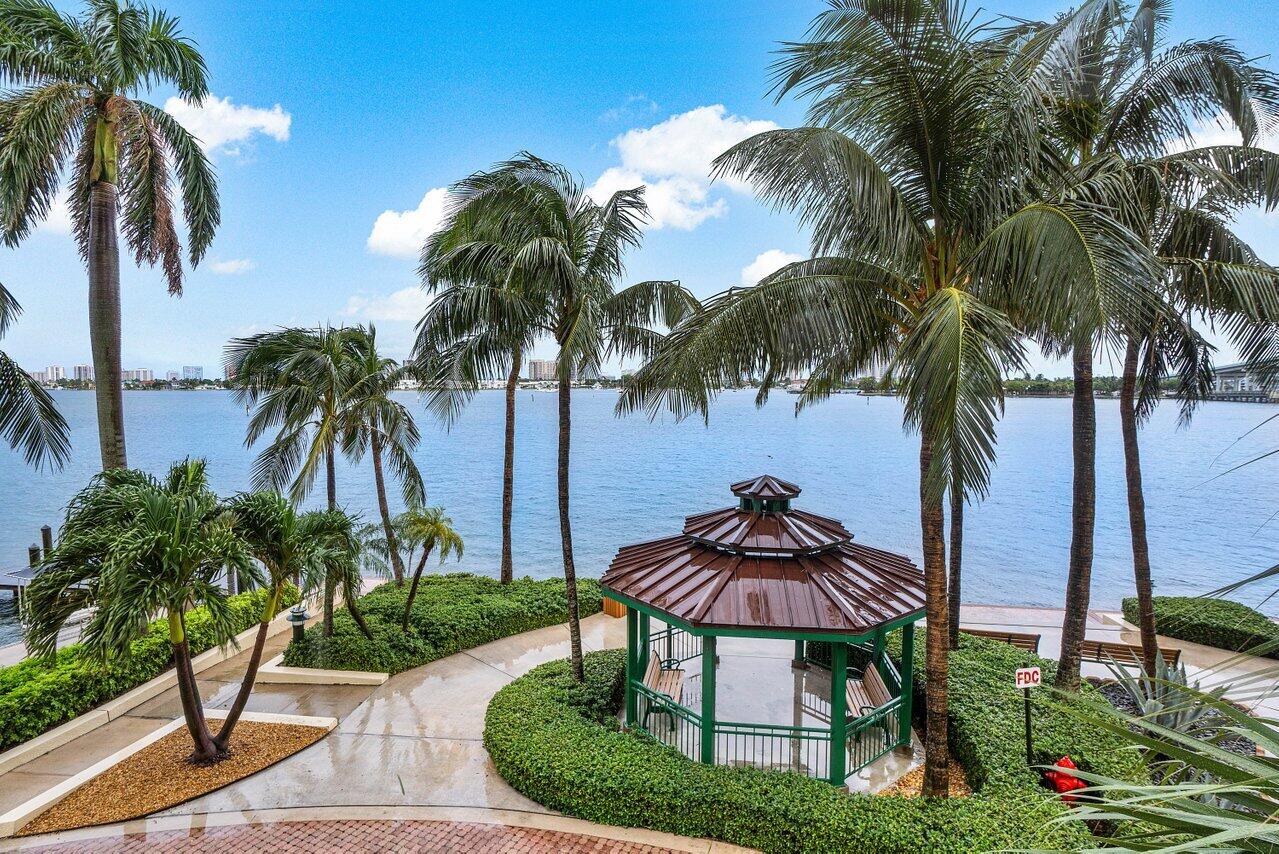2640 Lake Shr Dr #1210 Riviera Beach, FL 33404