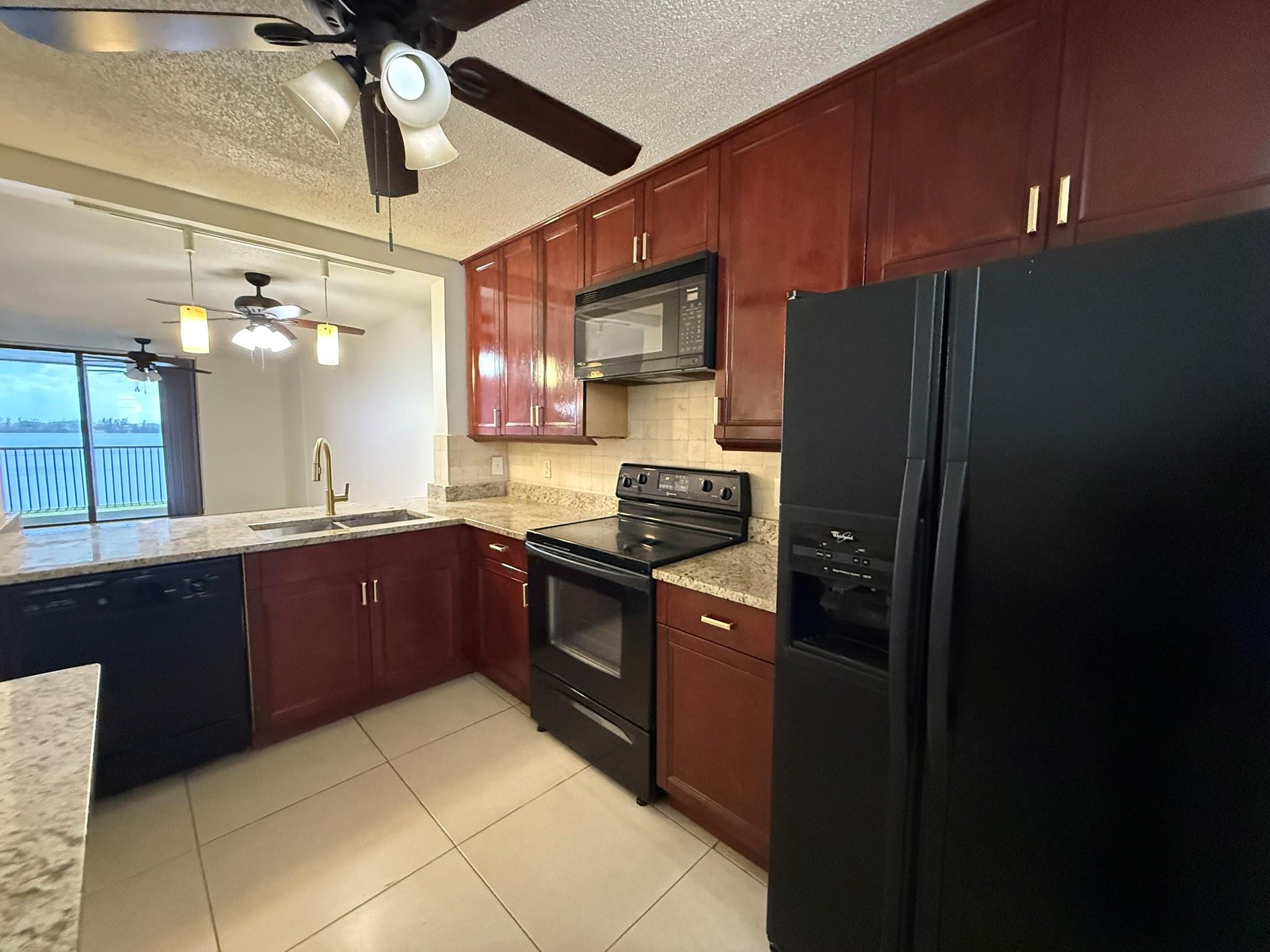 110 Lake Emerald Dr #405