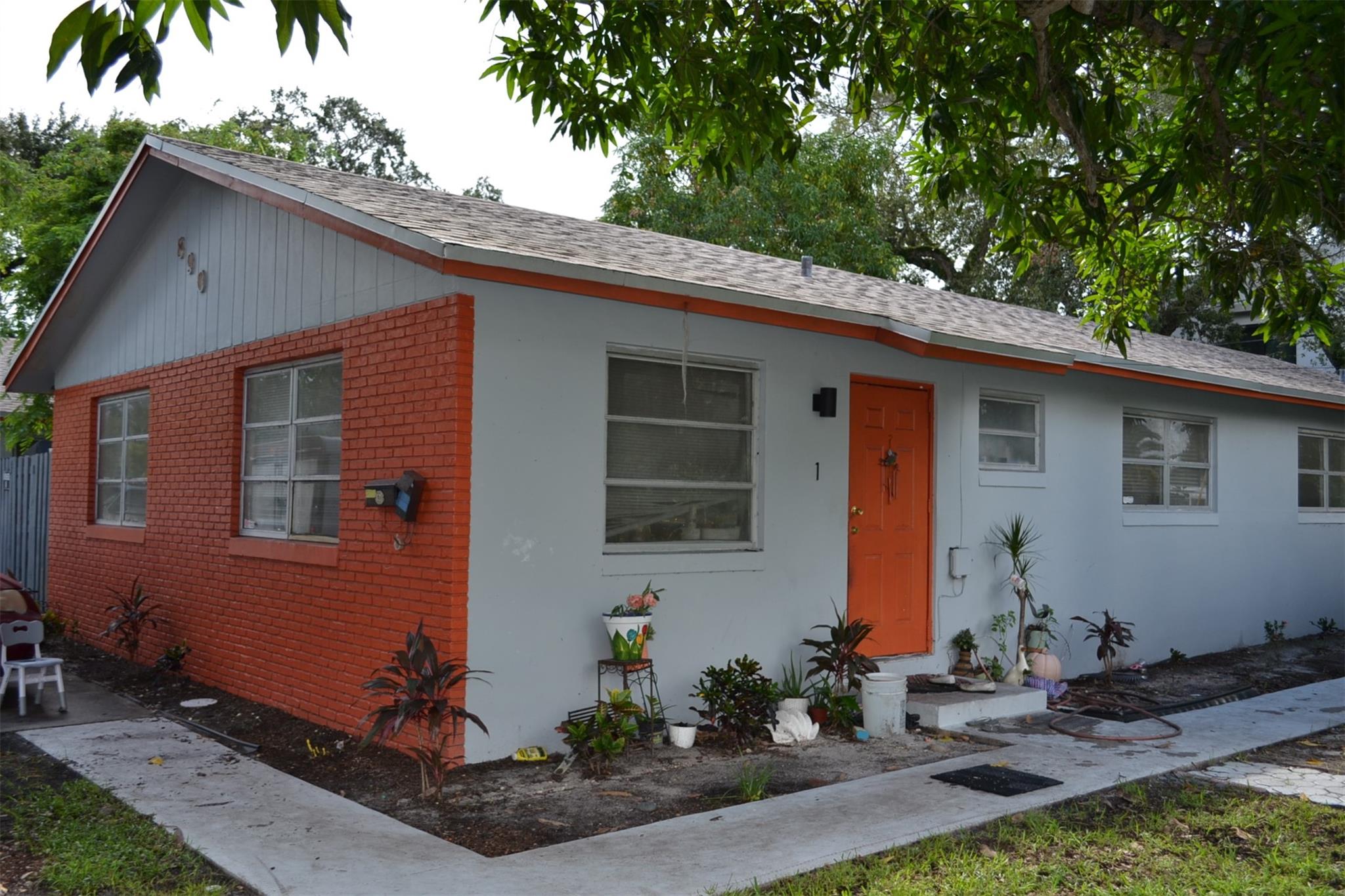 890 SW 28th St