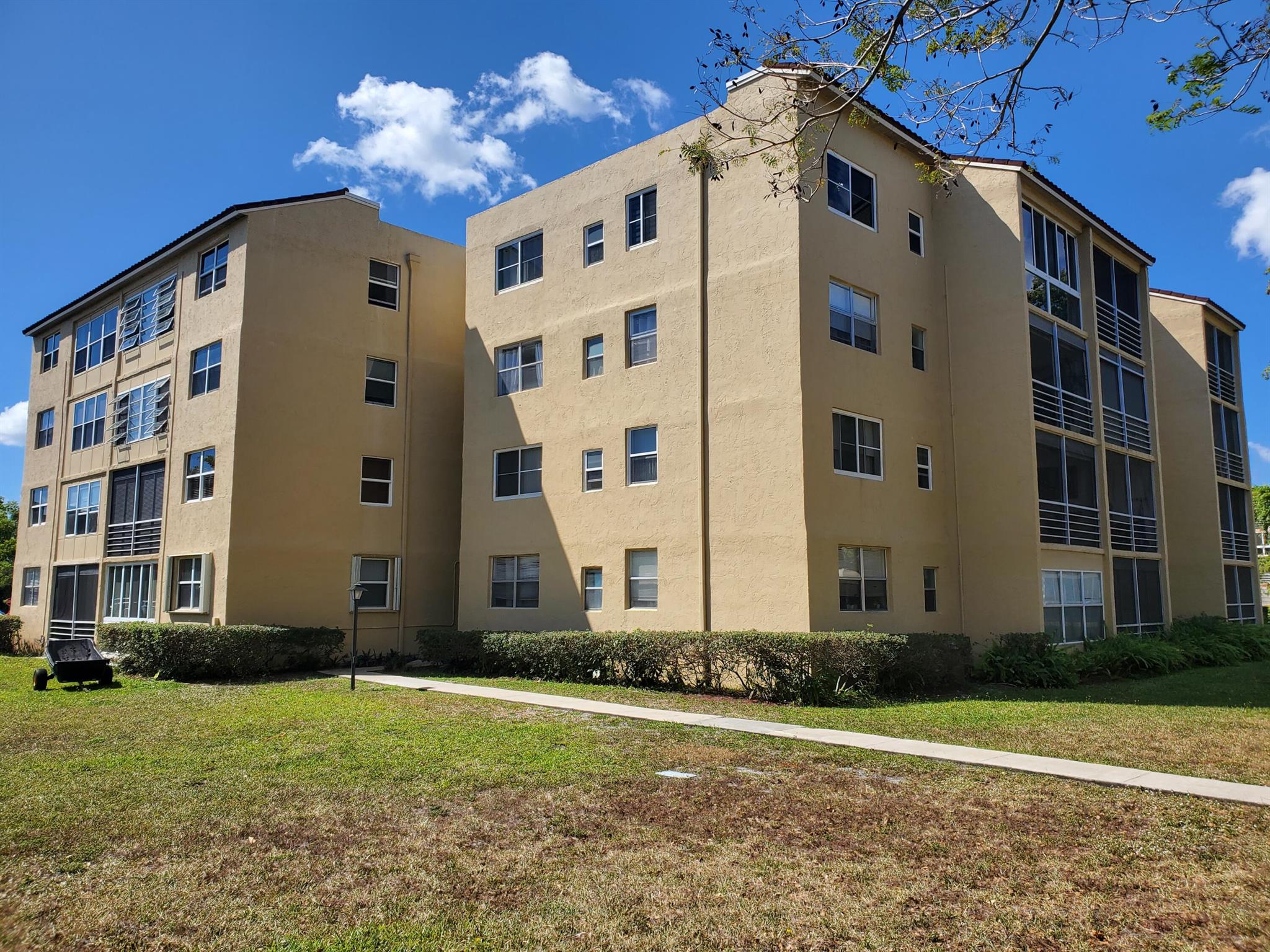 2811 Somerset Dr #404