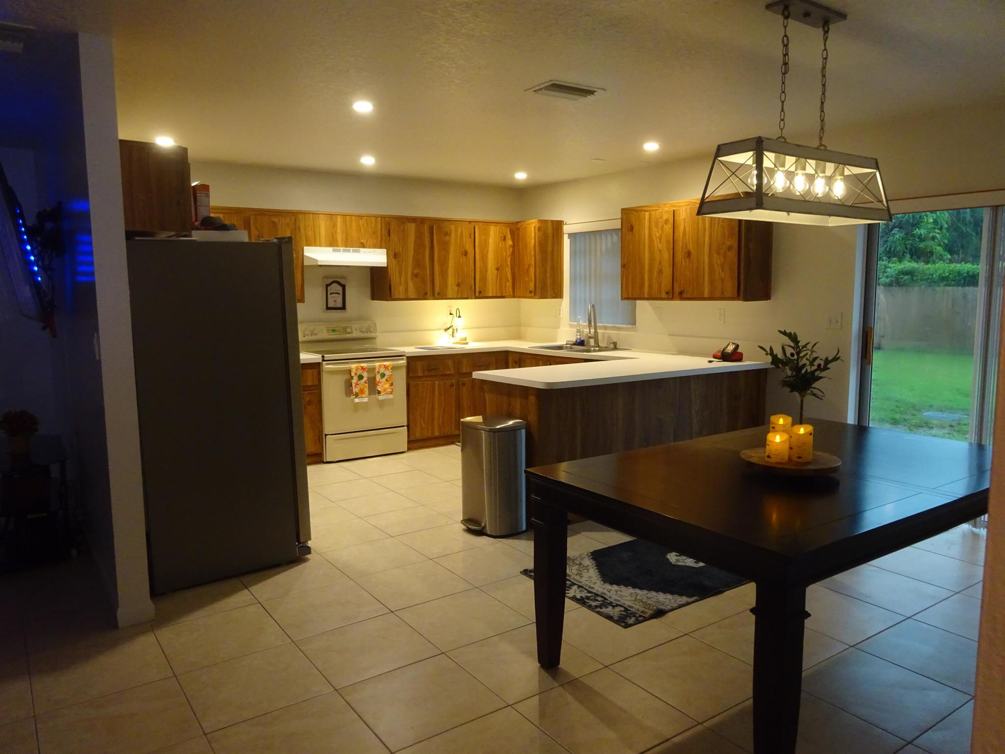 4958 Dolphin Dr