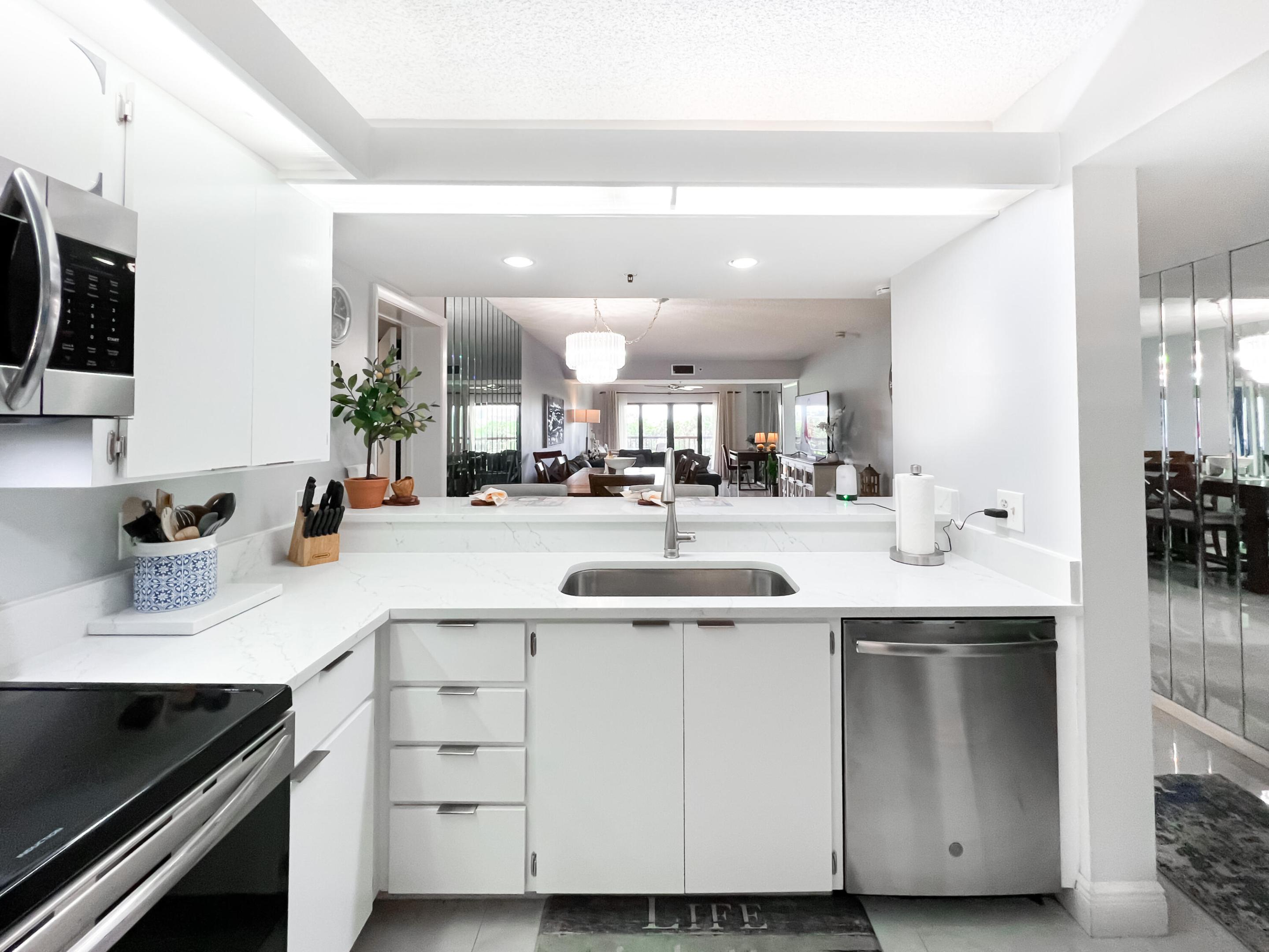 301 Ocean Blfs #202 Jupiter, FL 33477