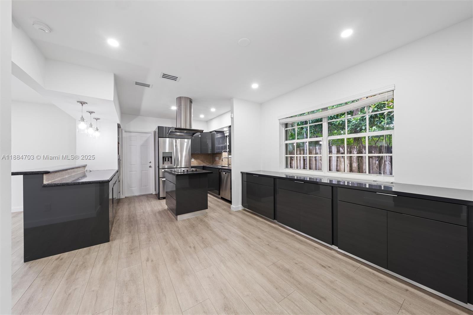 1825 Alamanda Dr North Miami, FL 33181