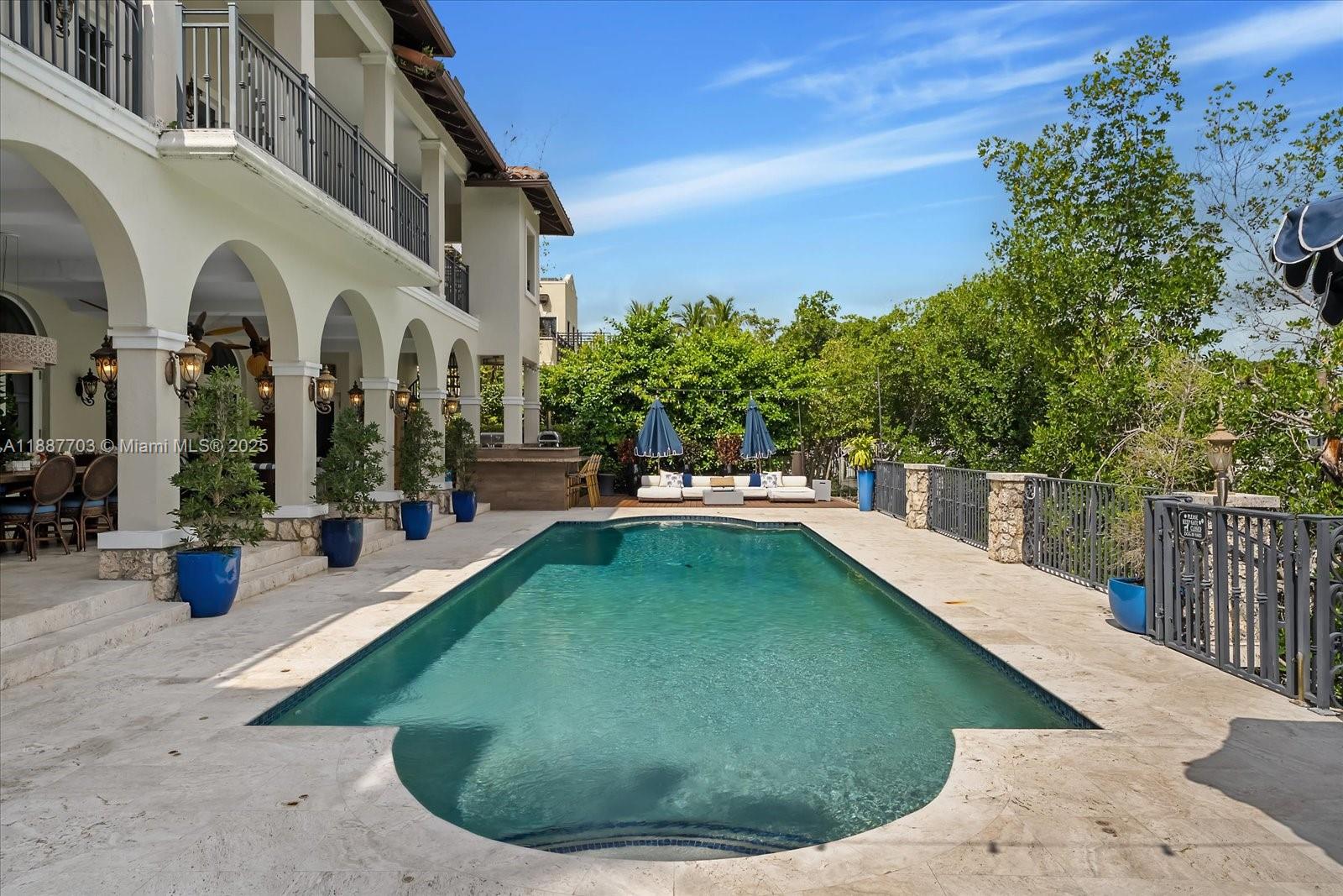 285 Carabela Ct Coral Gables, FL 33143 285 Carabela Ct Coral Gables, FL 33143