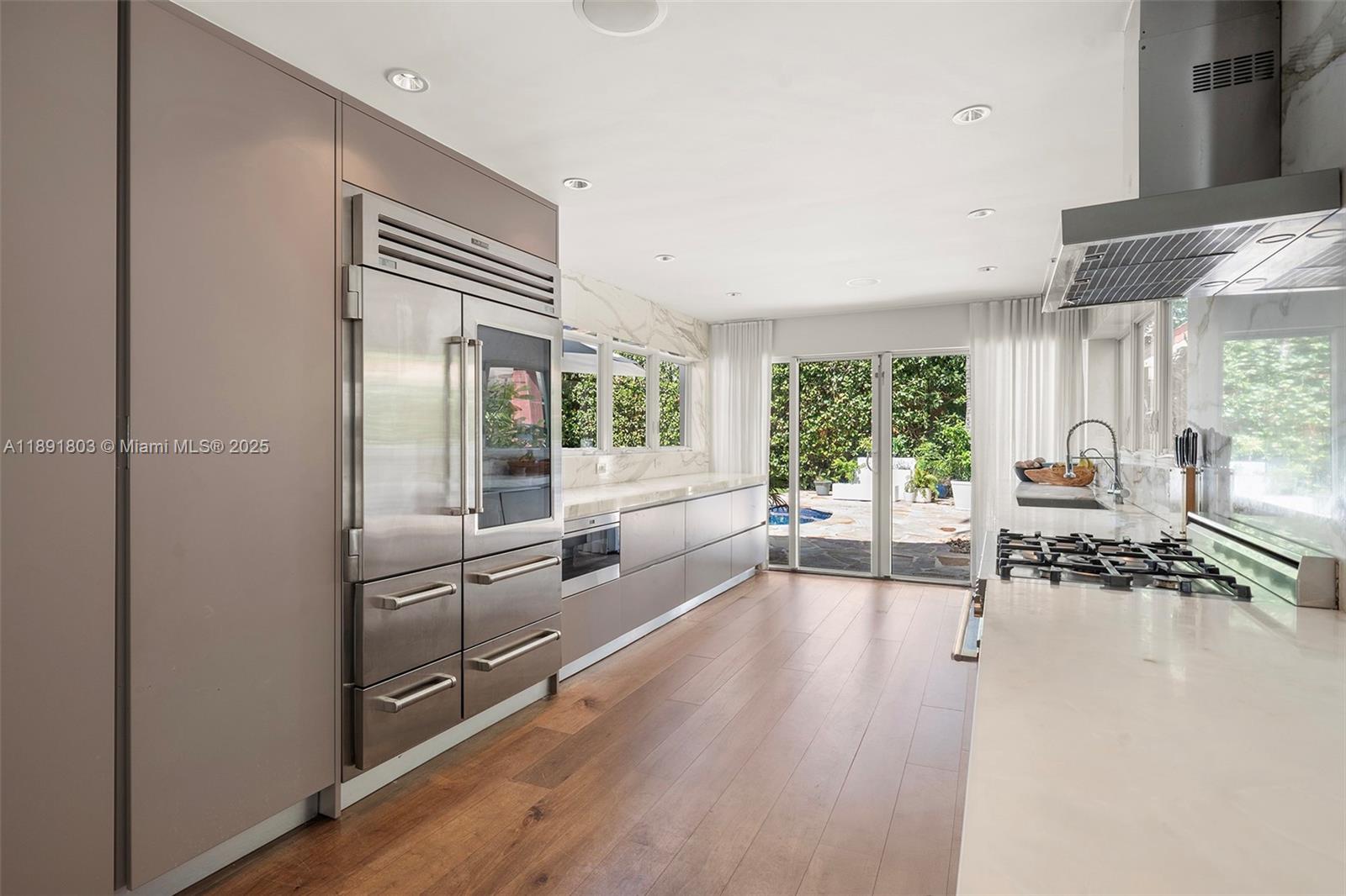 2701 N Bay Rd Miami Beach, FL 33140