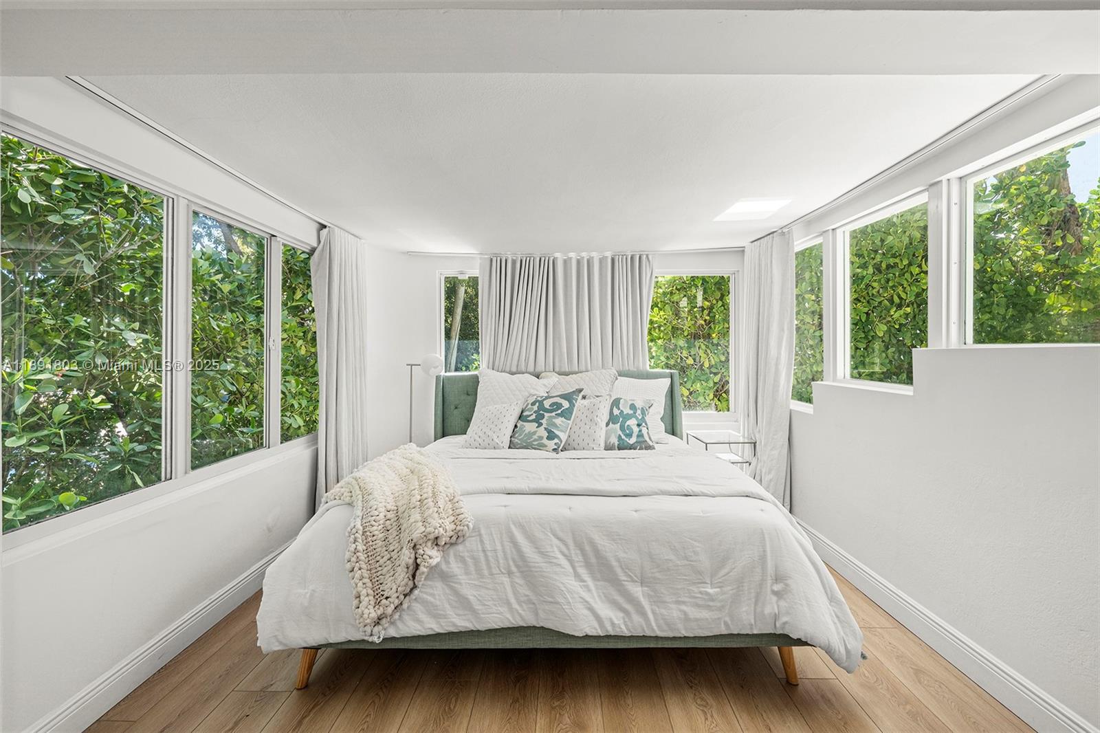 2701 N Bay Rd Miami Beach, FL 33140