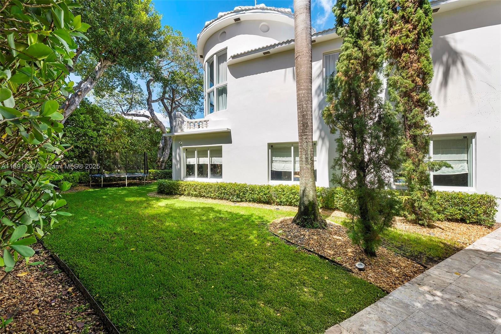 2701 N Bay Rd Miami Beach, FL 33140