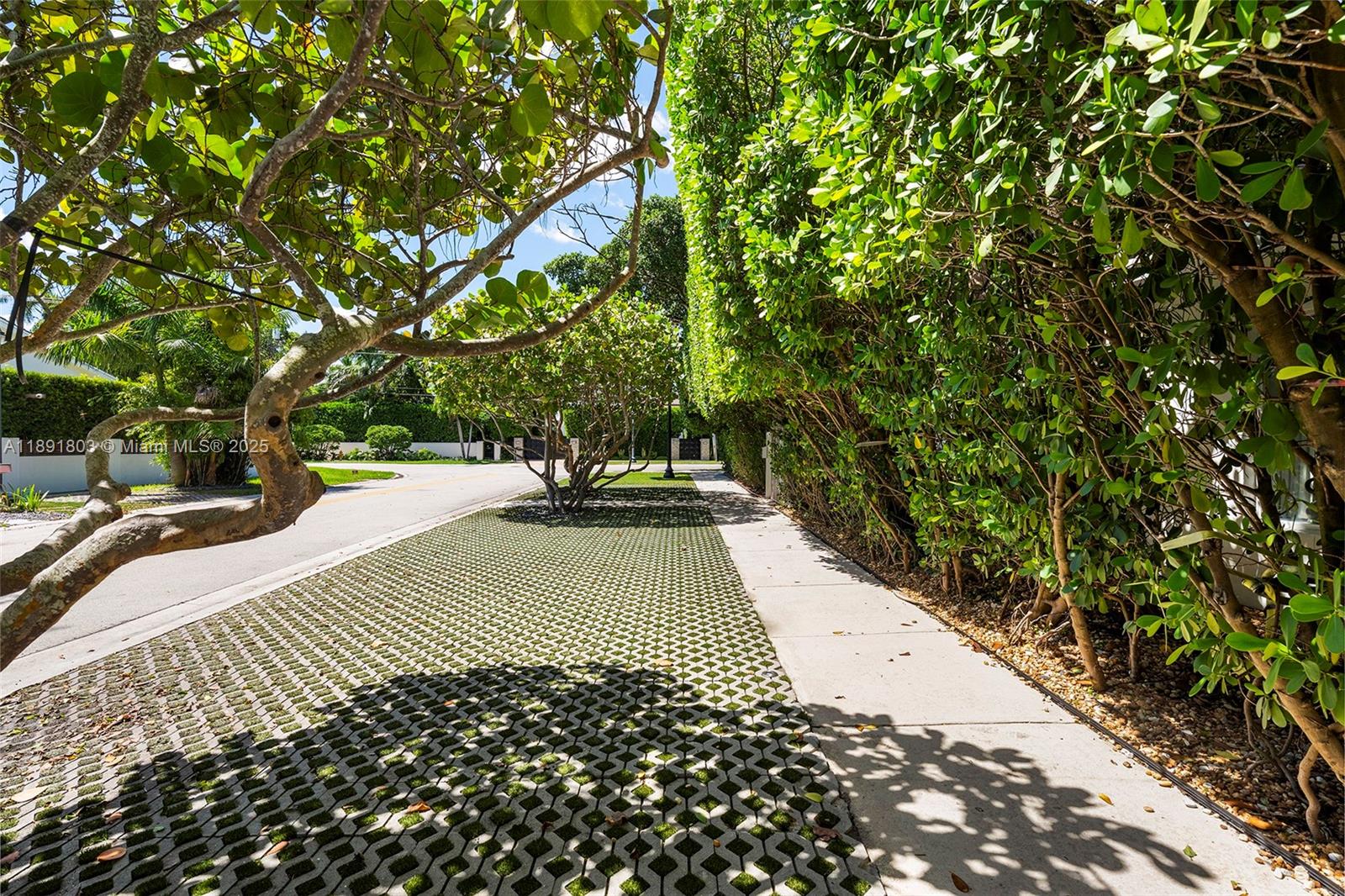 2701 N Bay Rd Miami Beach, FL 33140