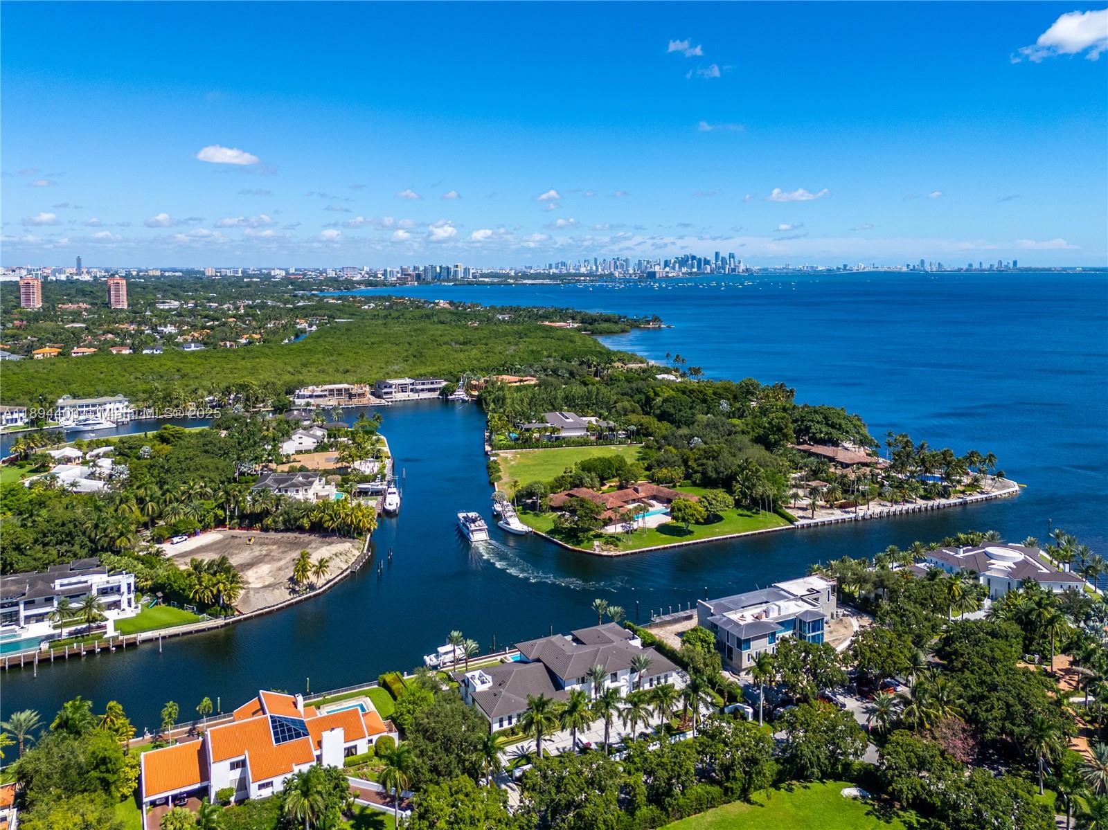 50 Casuarina Concourse Coral Gables, FL 33143 50 Casuarina Concourse Coral Gables, FL 33143