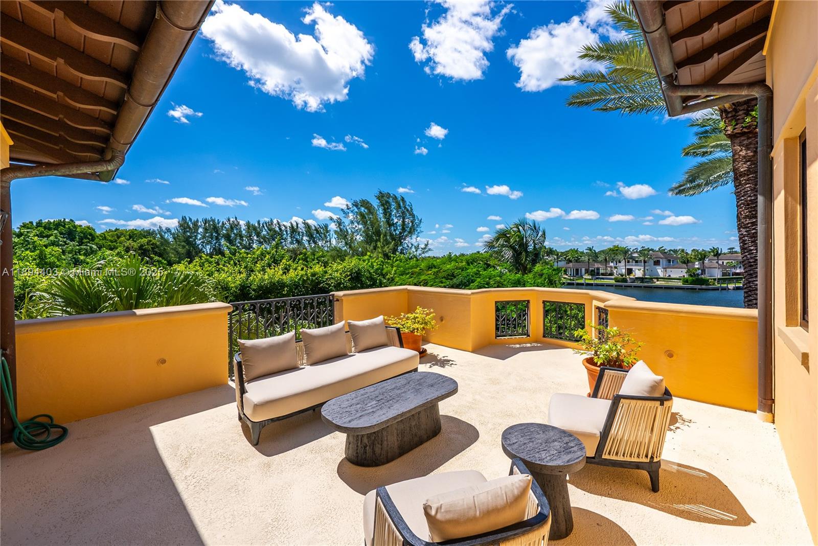 50 Casuarina Concourse Coral Gables, FL 33143 50 Casuarina Concourse Coral Gables, FL 33143