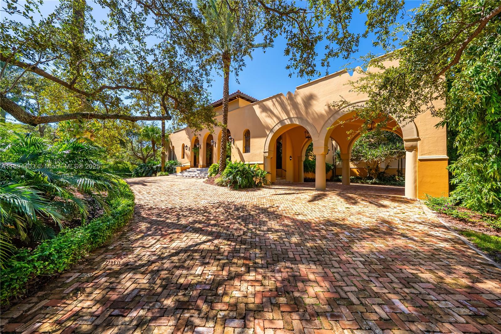 50 Casuarina Concourse Coral Gables, FL 33143 50 Casuarina Concourse Coral Gables, FL 33143