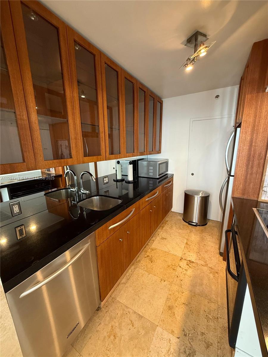 100 Lincoln Rd #1111 Miami Beach, FL 33139