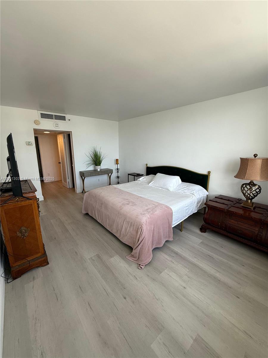 100 Lincoln Rd #1111 Miami Beach, FL 33139