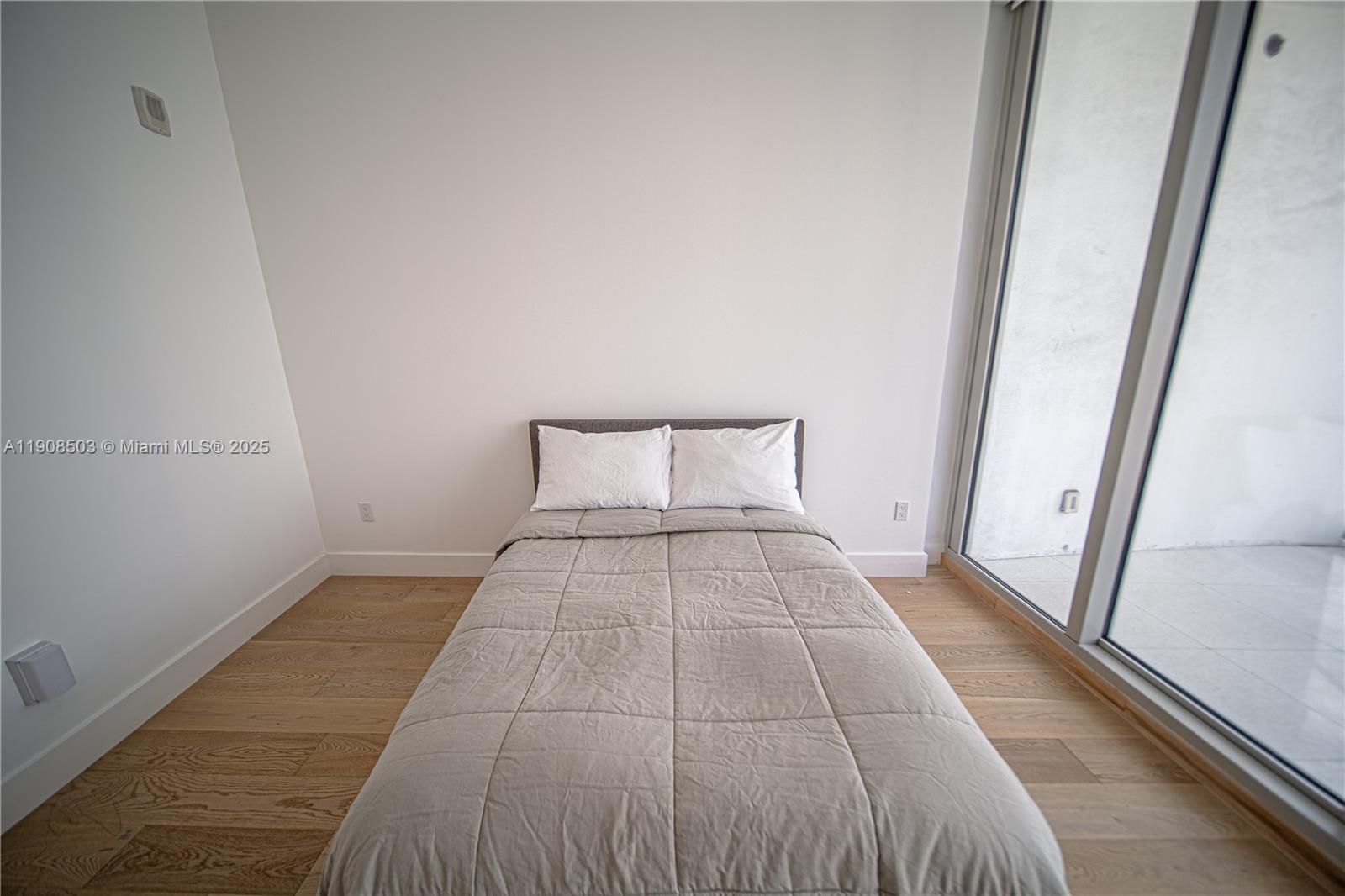 image Jade Signature24