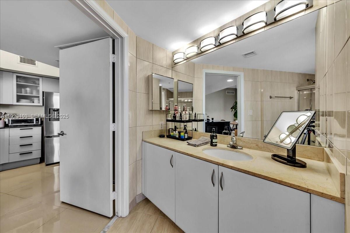 1750 N Bayshore Dr #2015 Miami, FL 33132