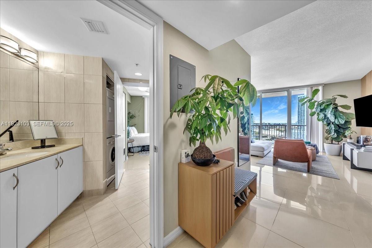 1750 N Bayshore Dr #2015 Miami, FL 33132