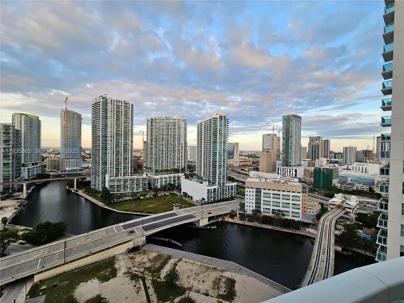 image Brickell on the River South17