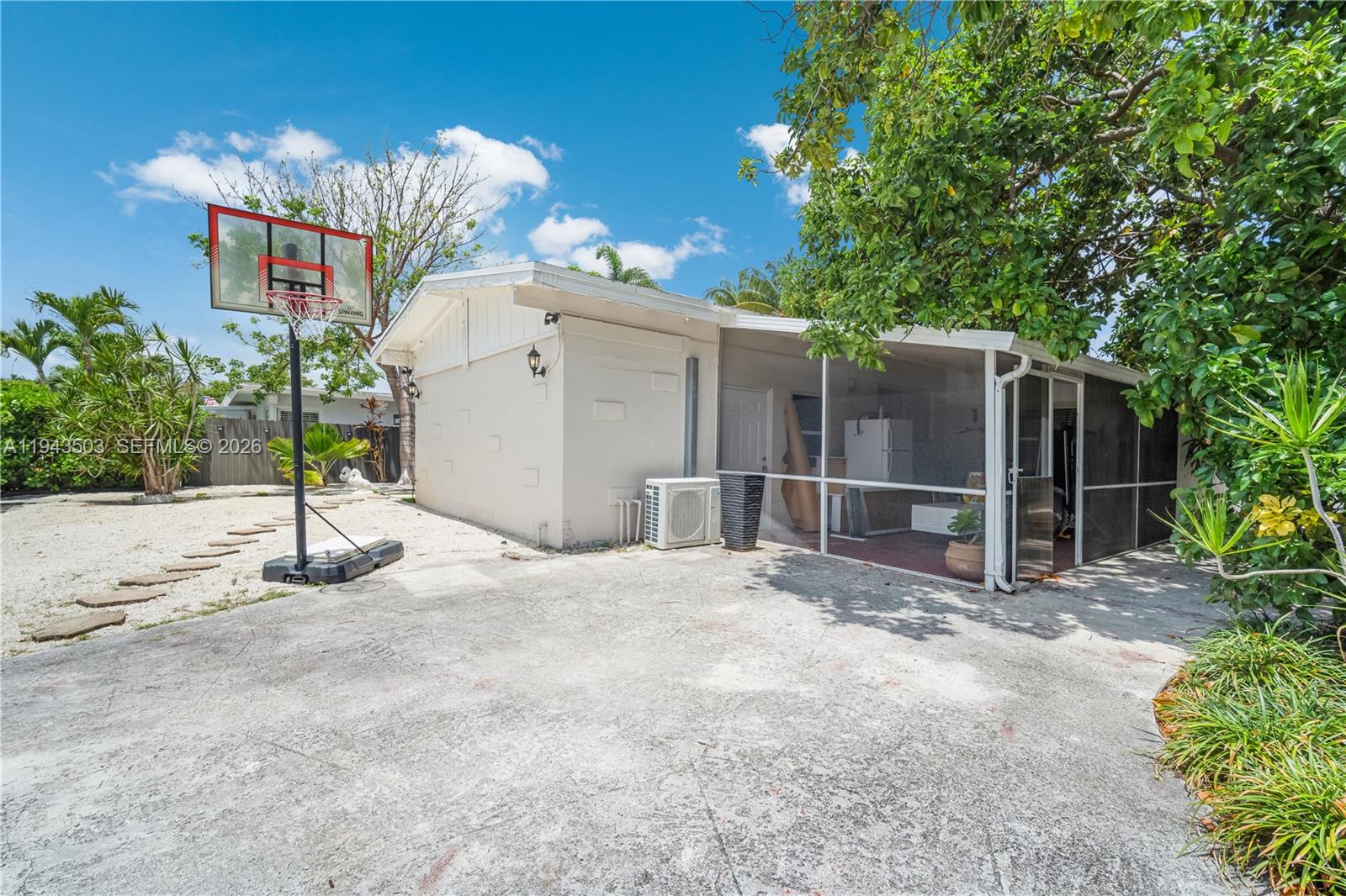 1245 NE 154th St North Miami Beach, FL 33162