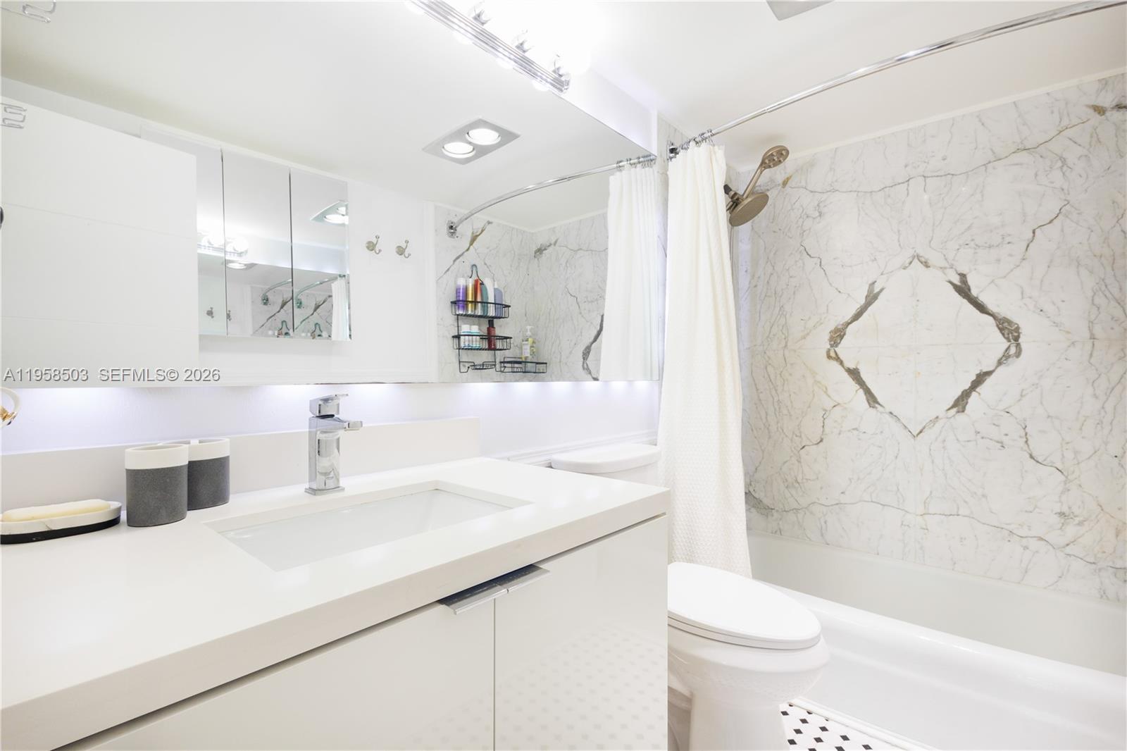 image Commodore Club East8