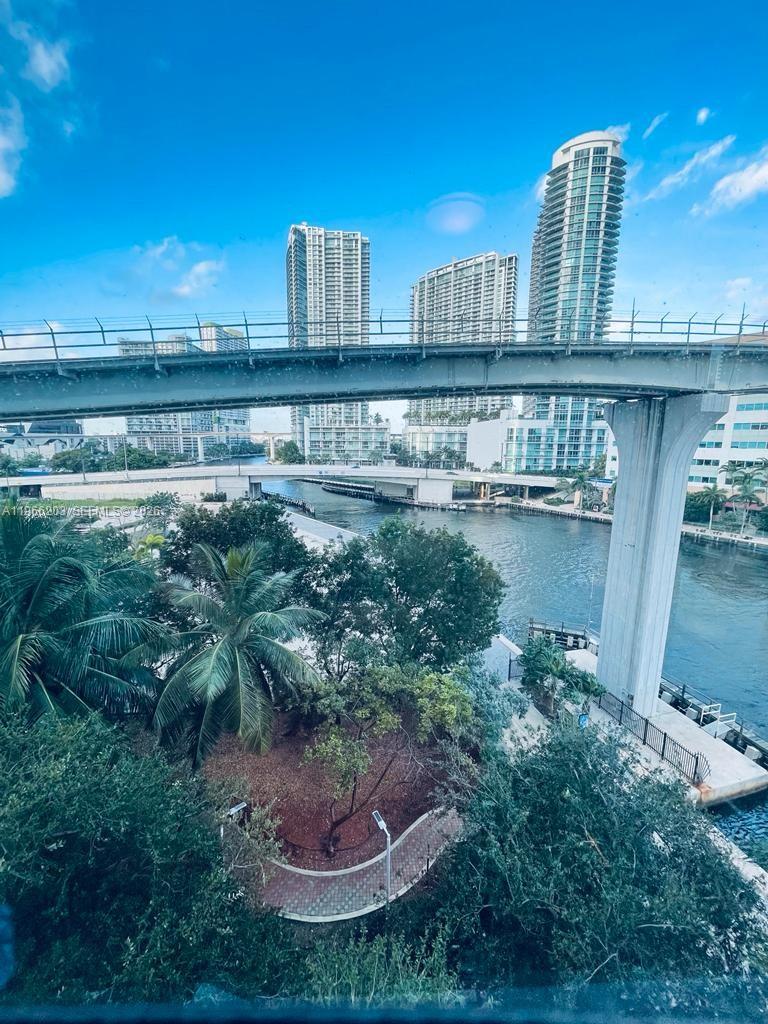 image Brickell on the River North9