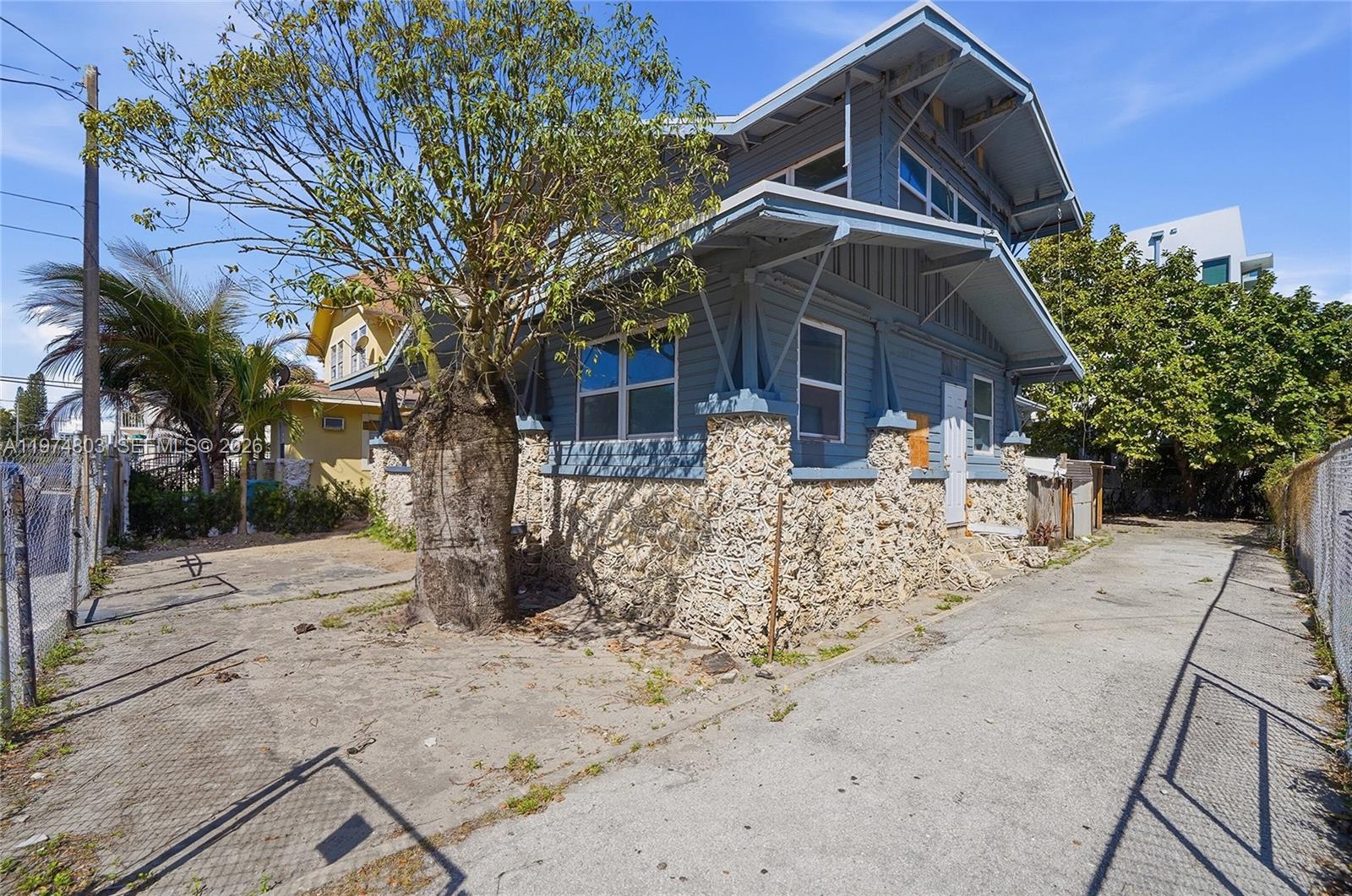 667 NW 1st St Miami, FL 33128