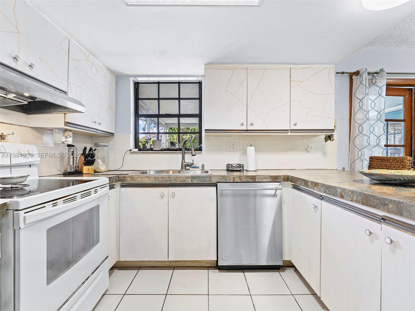 13811 SW 14th St Miami, FL 33184