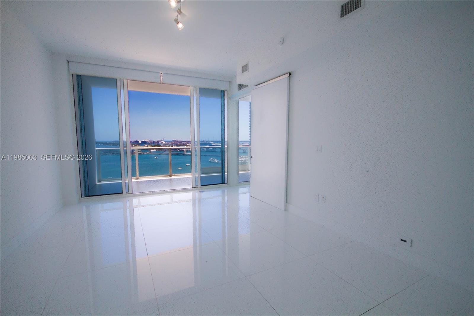 image Paramount Bay11