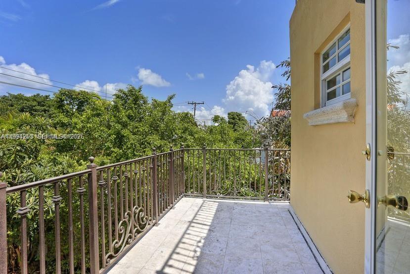 592 Fernwood Rd #B Key Biscayne, FL 33149