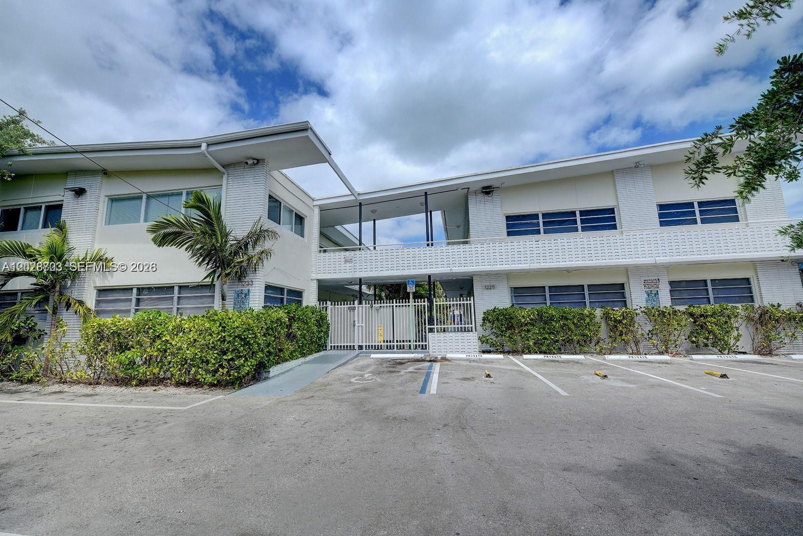 1233 Marseille Dr #5